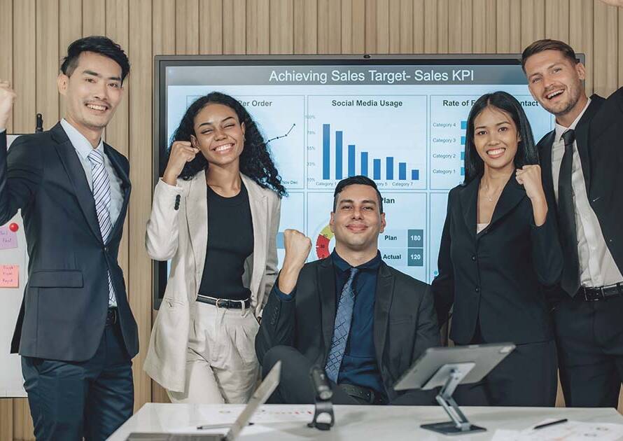 Presentación de resultados de investigación de mercado con gráficas y tablas